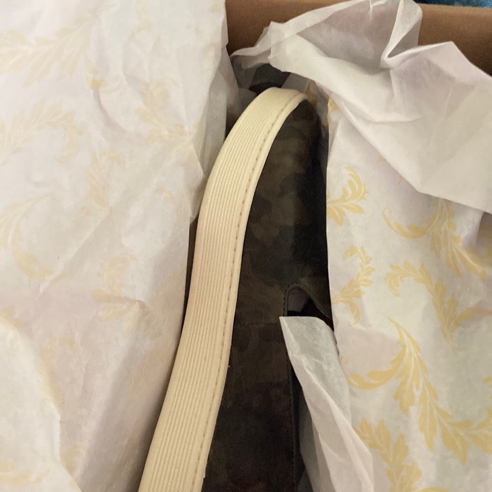 Sofft very comfortable shoes size 9 runs pretty true to size camouflage in color